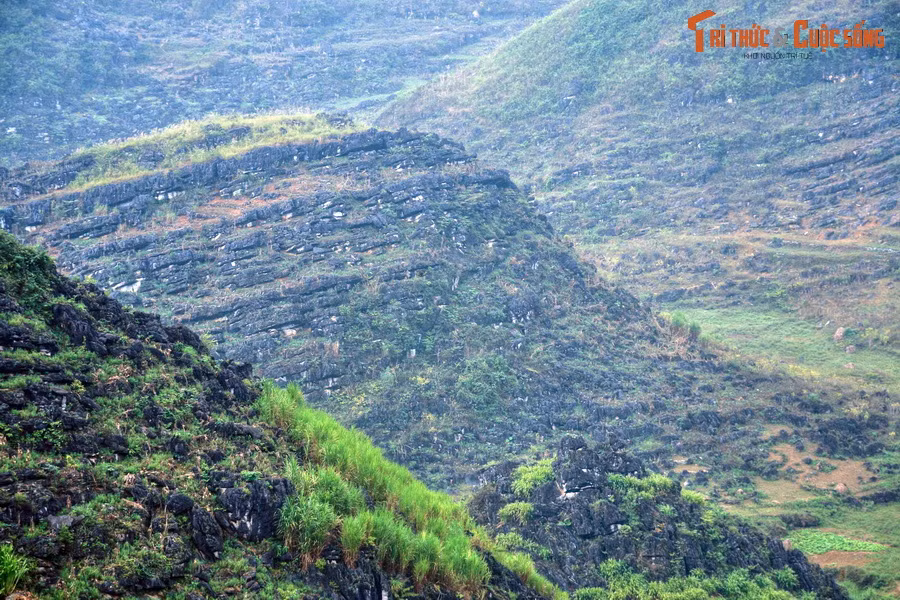 Càng đi, cảnh tượng càng kỳ vĩ. Những dạng địa chất độc đáo xuất hiện, như "sách đá" Vần Chải - một vùng kiến tạo địa chất đặc biệt gồm những tập đá đơn nghiêng nằm xếp lên nhau thành tầng tầng lớp lớp.