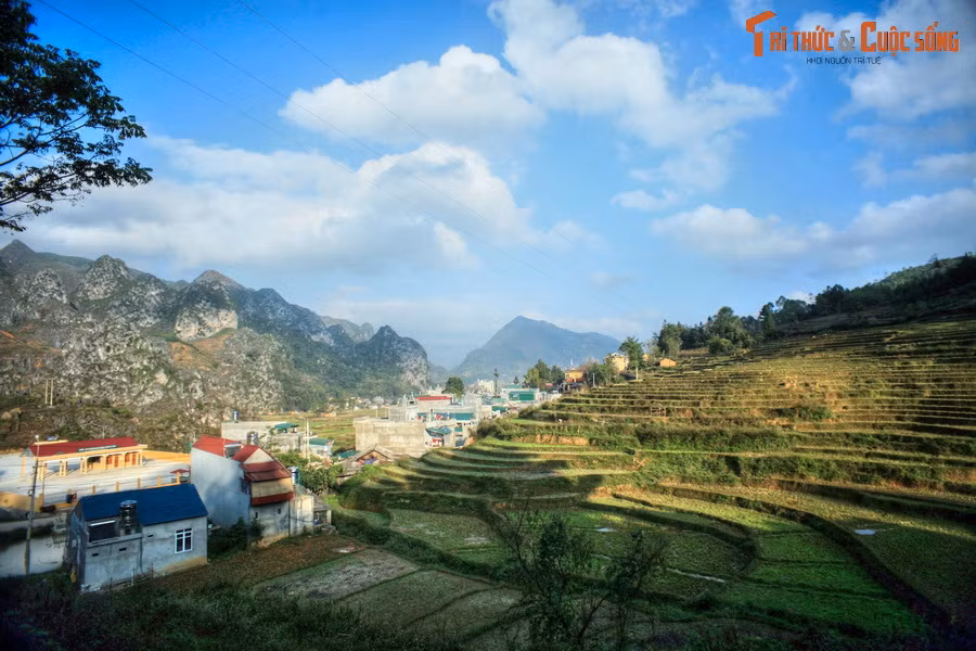 Từ Thài Phìn Tủng đi thêm vài cây số, các khu dân cư của thị trấn Đồng Văn đã hiện ra trong tầm mắt. Hành trình trên cung đường kỳ diệu Hà Giang - Đồng Văn xin được khép lại ở đây...