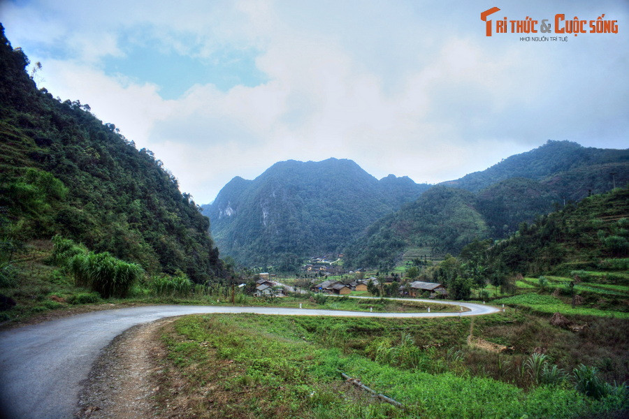 Đi hết Phố Cáo, một thung lũng tuyệt đẹp hiện ra trong tầm mắt. Đó là thung lũng Sủng Là (xã Sủng Là), nơi được cộng đồng du lịch biết đến như một trong những thung lũng đẹp nhất vùng Tây Bắc.