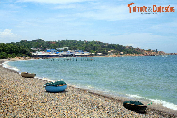 1. Bãi đá Bảy Màu là một địa danh độc đáo nằm trên một phần bãi biển Cổ Thạch (xã Bình Thạnh, huyện Tuy Phong, tỉnh Bình Thuận). Đây là một bãi đá màu có quy mô rất lớn.