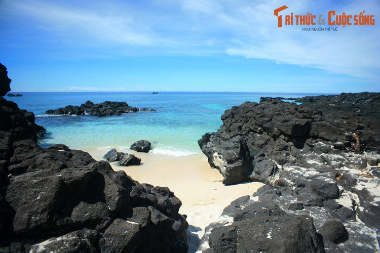 Xen kẽ là các bãi đá là những dải cát trắng đẹp mê hồn. Môi trường thiên nhiên rất trong lành do chịu rất ít sự tác động của con người.