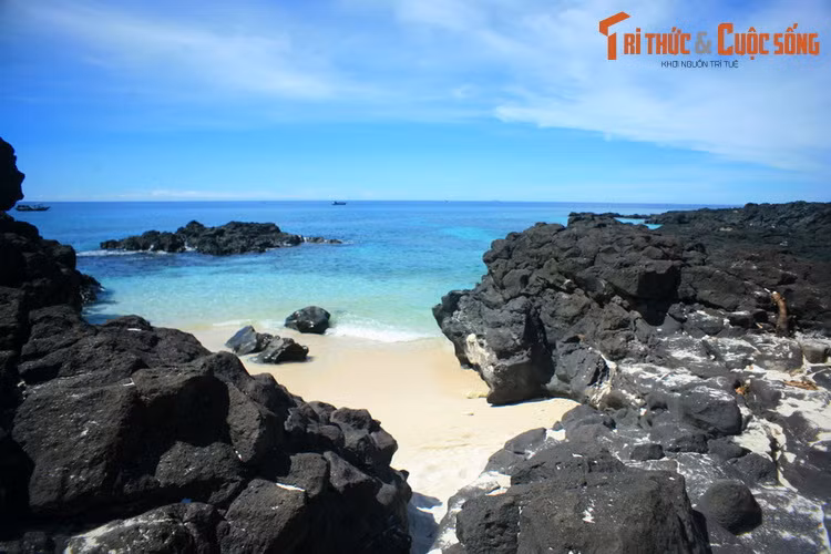 Xen kẽ là các bãi đá là những dải cát trắng đẹp mê hồn. Môi trường thiên nhiên rất trong lành do chịu rất ít sự tác động của con người.