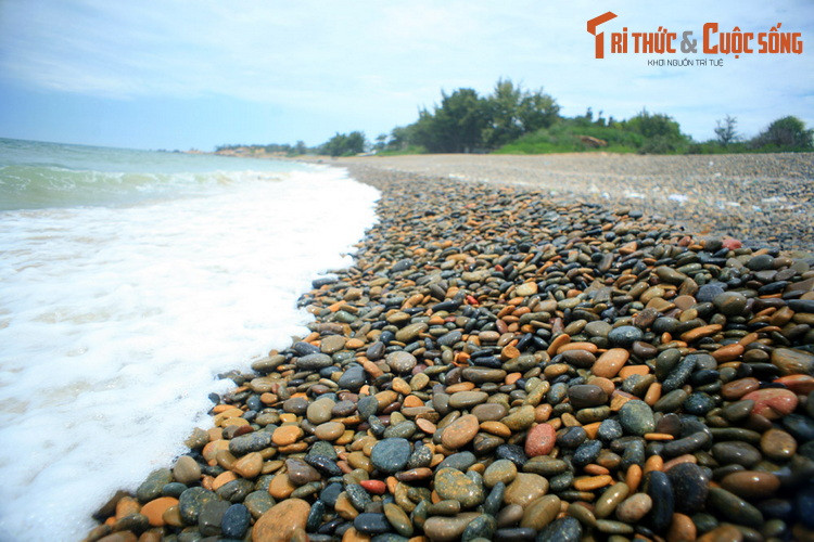Bãi đá này có chiều dài khoảng 0,9 km, chiều ngang khoảng từ 200 mét đến 300 mét, hình thành tự nhiên khi đá bị đẩy lên bờ do tác động của thủy triều, hải lưu, nước biển.