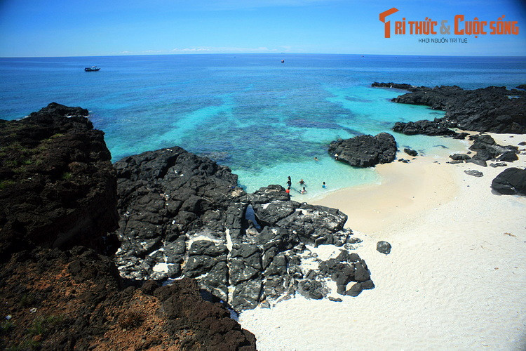 3. Đảo Bé (xã An Bình, huyện Lý Sơn , Quảng Ngãi) được ví như một thiên đường du lịch hoang dã dành cho những người ưa khám phá. Đường bờ biển của hòn đảo này có những bãi đá đen bóng, hình thù vô cùng độc đáo .