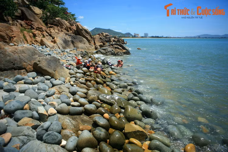 Toàn bộ bãi đá có chiều rộng trên dưới 100 mét. Đây là một quần thể hàng nghìn viên đá lớn có hình dáng tròn trịa, nhẵn bóng như những quả trứng.