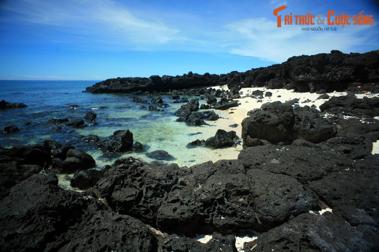 Theo ước tính, các bãi đá nham thạch trải dài trên một nửa chiều dài đường bờ biển của đảo Bé, tập trung chủ yếu ở phía Bắc.