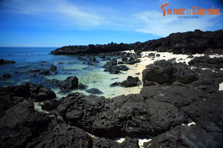 Theo ước tính, các bãi đá nham thạch trải dài trên một nửa chiều dài đường bờ biển của đảo Bé, tập trung chủ yếu ở phía Bắc.