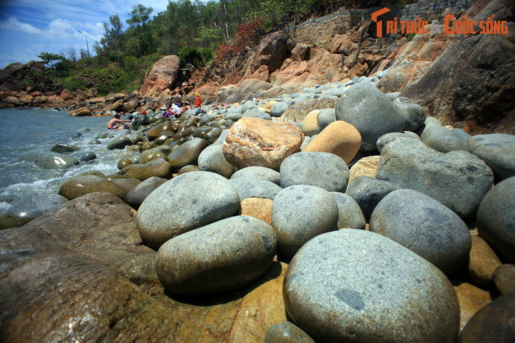 Những viên đá này có kích cỡ rất lớn, từ hàng chục cho tới hàng trăm kg. Màu sắc chủ đạo của chúng là hai màu ghi và nâu vàng.