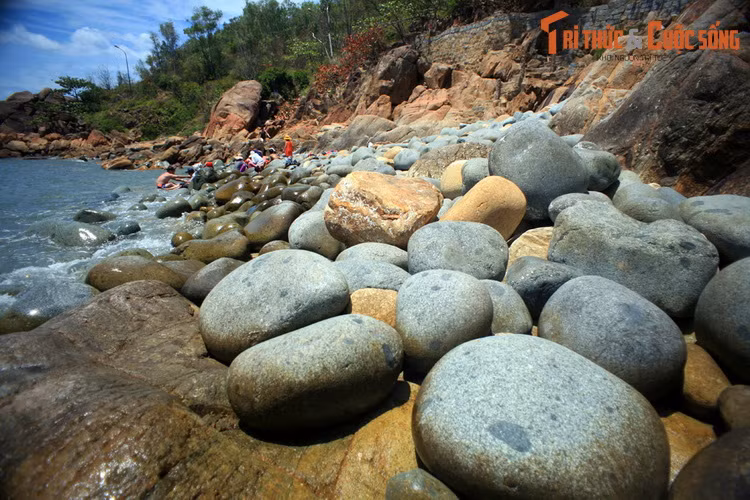 Những viên đá này có kích cỡ rất lớn, từ hàng chục cho tới hàng trăm kg. Màu sắc chủ đạo của chúng là hai màu ghi và nâu vàng.