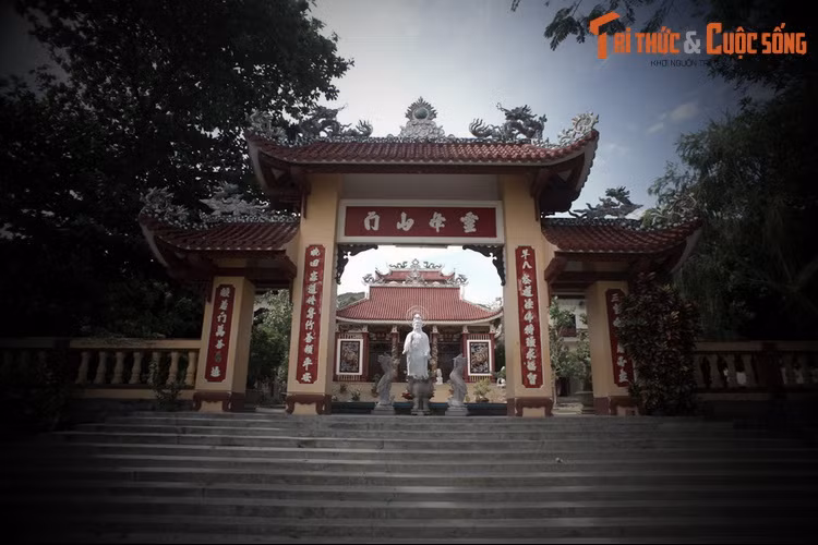 Tọa lạc trên núi Bà ở huyện Phù Cát, chùa Linh Phong là một ngôi chùa có lịch sử lâu đời của tỉnh Bình Định. Chùa còn được gọi là chùa Ông Núi, gắn với truyền thuyết về Ông Núi - nhà sư sáng lập chùa.