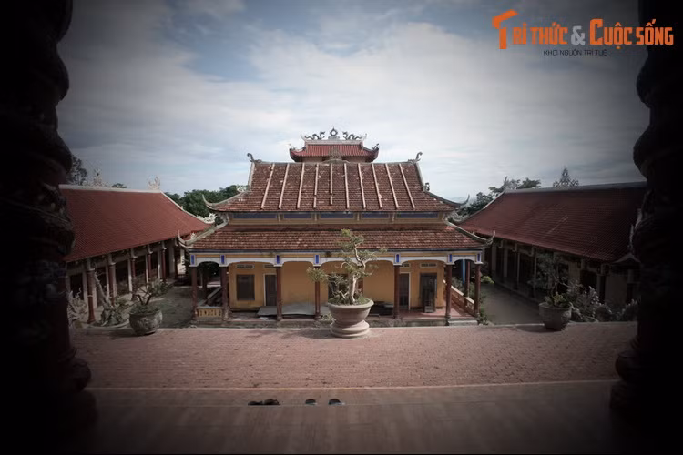 Có người tâu rằng vị sư già đó là Mộc Y Sơn Ông ở chùa Linh Phong. Vua Minh Mạng liền ban cho chùa này một chiếc áo cà sa mới để thờ, đồng thời cấp 120 lượng bạc để trùng tu lại chùa.