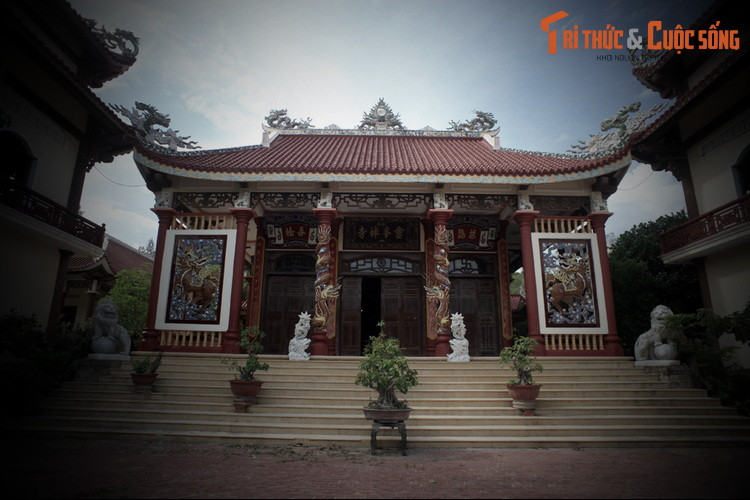 Mỗi ngày ông ăn đúng hai lon gạo, nếu đổi được nhiều thì ông đem cho người khác chứ không giữ lại. Ông Núi còn hái thuốc và chữa bệnh cho nhiều người dân trong vùng. Ở trên núi được vài năm thì ông xây dựng một am nhỏ, gọi là Dũng Tuyền tự để tu hành.