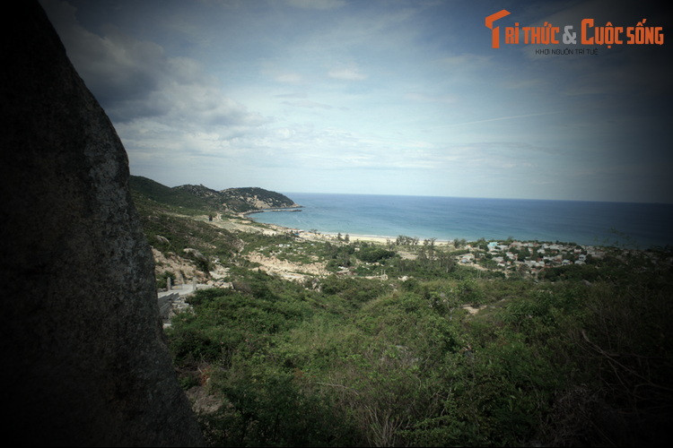 Theo các lời kể được truyền lại, vào năm 1702, một tu sĩ tên Lê Ban từ Trung Quốc đã tìm đến núi Bà tu tập. Ông kết vỏ cây làm, hàng ngày tụng kinh niệm Phật trong hang đá. Người dân gọi ông là Mộc Y Sơn Ông (ông già sống trên núi mặc y phục từ cây cỏ) hay Ông Núi.