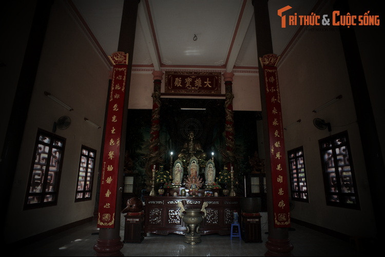 Năm 1741, chúa Nguyễn Phúc Khoát triệu Ông Núi vào kinh thành để hỏi về giáo lý đạo Phật. Ông ở kinh gần một tháng thì về và được chúa ban một bộ áo cà sa có vòng ngọc móc vàng làm pháp phục.