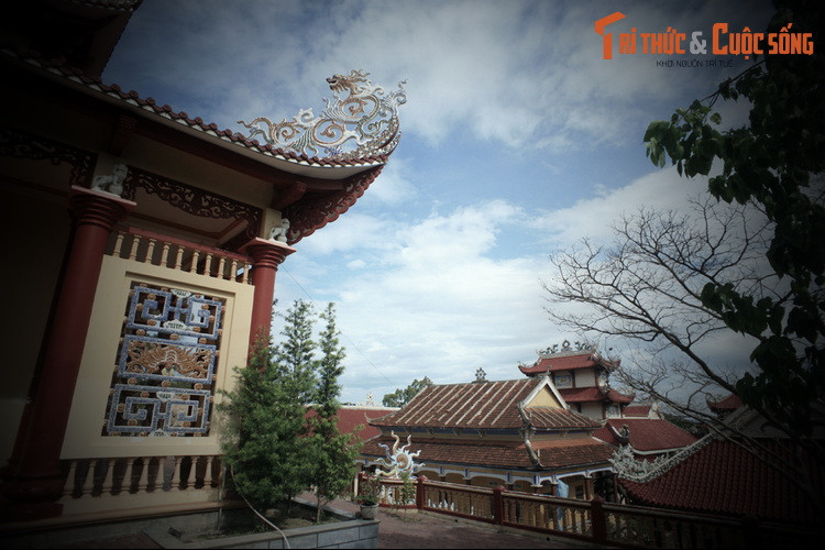 Năm 1826, vào thời Minh Mạng, một hôm nhà vua bị bệnh. Vừa chợp mắt thì vua mộng thấy một vị sư già mặc áo vỏ cây đứng bên giường hầu quạt, đến sáng thì khỏi bệnh. Khi ngự triều, nhà vua đem giấc mộng hỏi các quan.