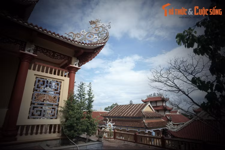 Năm 1826, vào thời Minh Mạng, một hôm nhà vua bị bệnh. Vừa chợp mắt thì vua mộng thấy một vị sư già mặc áo vỏ cây đứng bên giường hầu quạt, đến sáng thì khỏi bệnh. Khi ngự triều, nhà vua đem giấc mộng hỏi các quan.