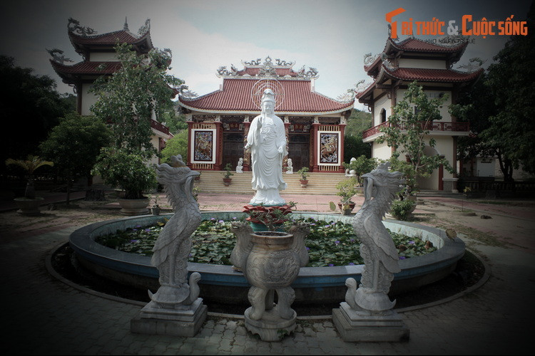 Đến năm 1732, chúa Nguyễn Phúc Chú khen Mộc Y Sơn Ông là bậc chân tu, sai trùng tu Dũng Tuyền tự và đặt tên chùa là Linh Phong, ban cho ông pháp hiệu Tịnh Giác Thiện Trì đại lão thiền sư.