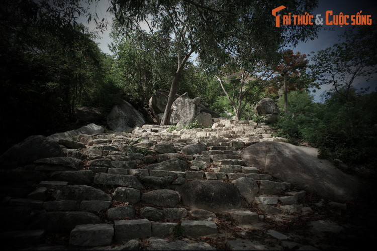 Những lúc không ở trong hang, Ông Núi vào rừng đốn củi, bó thành bó lớn rồi vác xuống núi đặt bên đường. Người qua đường biết đó là củi của ông nên đem rau gạo đến đổi. Ông Núi xuống lấy gạo, rau quả rồi đi, không đối đáp với bất cứ ai về việc đổi chác ít hay nhiều.