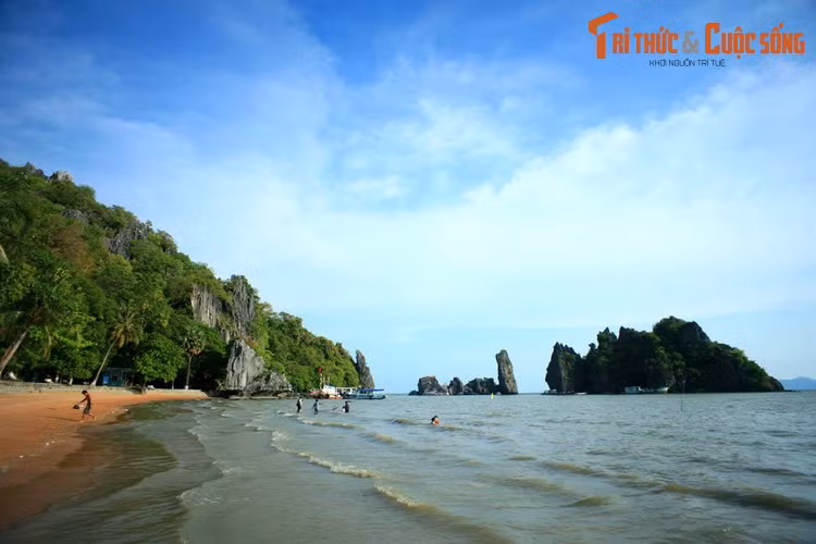  7. Hòn Phụ Tử (Kiên Giang). Nằm ở huyện Kiên Lương, được coi là biểu tượng cho cảnh đẹp của Kiên Giang. Đây là một hòn đảo gồm hai khối đá khổng lồ dính liền nhau đứng trên một bệ đá có chiều cao 5 mét. Do tác động của thiên nhiên, chỉ còn hòn Tử đứng vững đến ngày nay.