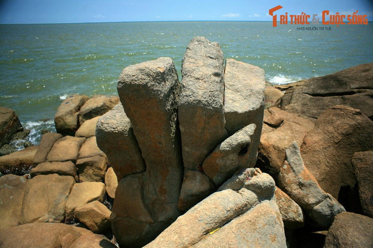  8. Hòn Đá Bạc (Cà Mau). Nằm ở vùng biển của huyện Trần Văn Thời, Hòn Đá Bạc là một cụm đảo nằm liền kề nhau với tổng diện tích 6,43 ha. Đây là nơi có nhiều khung cảnh thiên nhiên độc đáo, điển hình là những khối hoa cương xếp chồng lên nhau với những hình thù lạ lùng.