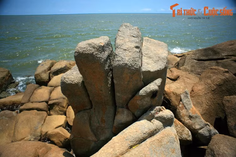  8. Hòn Đá Bạc (Cà Mau). Nằm ở vùng biển của huyện Trần Văn Thời, Hòn Đá Bạc là một cụm đảo nằm liền kề nhau với tổng diện tích 6,43 ha. Đây là nơi có nhiều khung cảnh thiên nhiên độc đáo, điển hình là những khối hoa cương xếp chồng lên nhau với những hình thù lạ lùng.