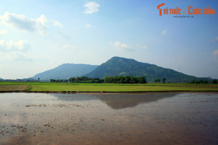  2. Bảy Núi (An Giang). Bảy Núi là tên gọi của vùng đất có bảy ngọn núi nổi lên giữa vùng đồng bằng rộng lớn ở hai huyện Tri Tôn, Tịnh Biên, tỉnh An Giang. Nơi đây nổi tiếng là vùng đất thiêng, gắn với nhiều huyền thoại của vùng đất Nam Bộ.