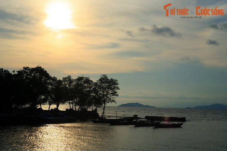  10. Biển Mũi Nai (Kiên Giang). Nằm ở phường Pháo Đài của thành phố Hà Tiên, biển Mũi Nai là một trong những bãi biển đẹp nhất vùng Tây Nam Bộ. Do quay về hướng Tây nên Mũi Nai là một trong số ít các bãi biển lý tưởng để ngắm cảnh hoàng hôn ở Việt Nam.