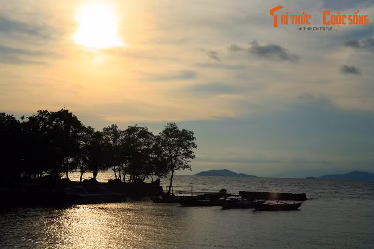  10. Biển Mũi Nai (Kiên Giang). Nằm ở phường Pháo Đài của thành phố Hà Tiên, biển Mũi Nai là một trong những bãi biển đẹp nhất vùng Tây Nam Bộ. Do quay về hướng Tây nên Mũi Nai là một trong số ít các bãi biển lý tưởng để ngắm cảnh hoàng hôn ở Việt Nam.