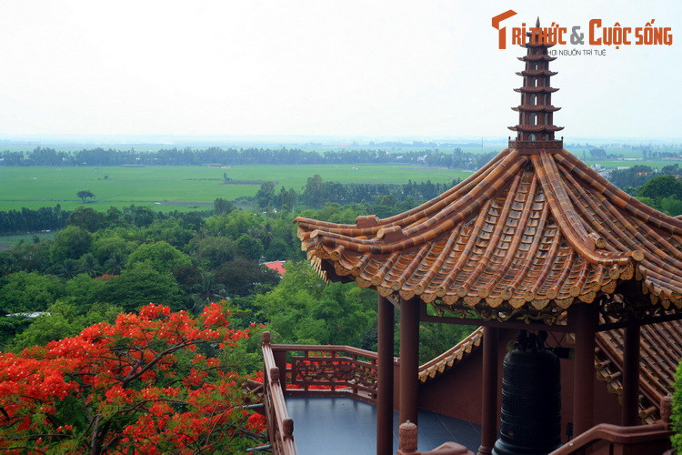  6. Núi Sam (An Giang). Núi Sam là thắng cảnh nổi tiếng của thành phố Châu Đốc, tỉnh Gian Giang. Trên và quanh ngọn núi này có rất nhiều chùa miếu, trong đó nổi tiếng nhất là Miếu Bà chúa Xứ, Chùa Tây An, lăng Thoại Ngọc Hầu, Chùa Phước Điền (còn gọi Chùa Hang).