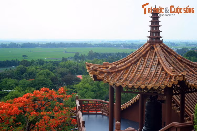  6. Núi Sam (An Giang). Núi Sam là thắng cảnh nổi tiếng của thành phố Châu Đốc, tỉnh Gian Giang. Trên và quanh ngọn núi này có rất nhiều chùa miếu, trong đó nổi tiếng nhất là Miếu Bà chúa Xứ, Chùa Tây An, lăng Thoại Ngọc Hầu, Chùa Phước Điền (còn gọi Chùa Hang).