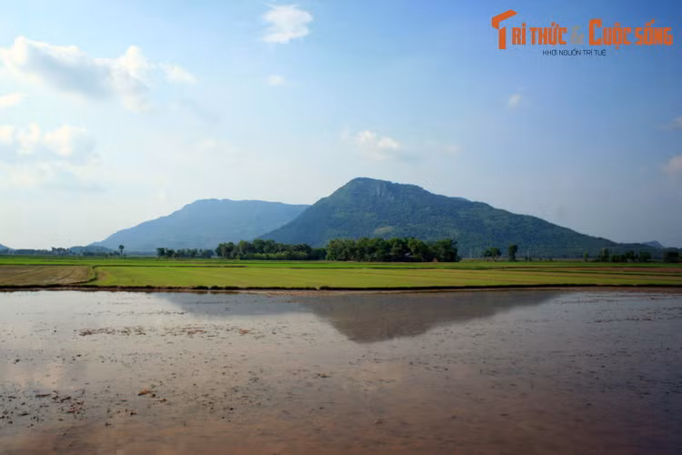  2. Bảy Núi (An Giang). Bảy Núi là tên gọi của vùng đất có bảy ngọn núi nổi lên giữa vùng đồng bằng rộng lớn ở hai huyện Tri Tôn, Tịnh Biên, tỉnh An Giang. Nơi đây nổi tiếng là vùng đất thiêng, gắn với nhiều huyền thoại của vùng đất Nam Bộ.