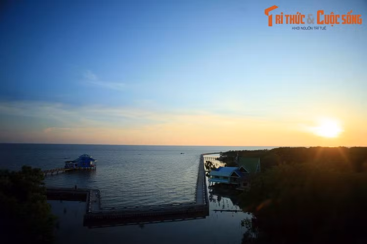  1. Mũi Cà Mau (tỉnh Cà Mau). Mũi Cà Mau là mũi đất địa đầu cực Nam, một địa danh có ý nghĩa thiêng liêng mà bất kỳ người dân Việt Nam nào cũng mong ước một lần được ghé thăm. Đây là nơi duy nhất trên cả nước có thể nhìn thấy mặt trời mọc trên biển Đông và lặn ở biển Tây.