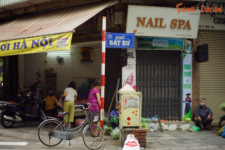 Có một thời phố này còn được gọi là phố Bát Ngô do bán các bát đĩa đồ sứ nhập từ Trung Quốc (mà người Việt thời ấy quen gọi là nước Ngô).