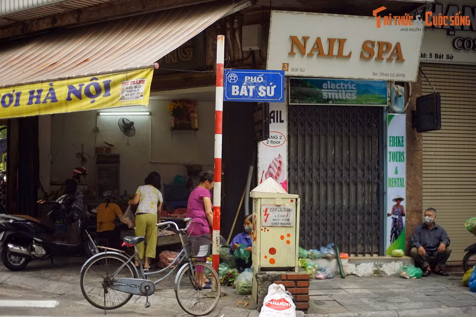 Có một thời phố này còn được gọi là phố Bát Ngô do bán các bát đĩa đồ sứ nhập từ Trung Quốc (mà người Việt thời ấy quen gọi là nước Ngô).