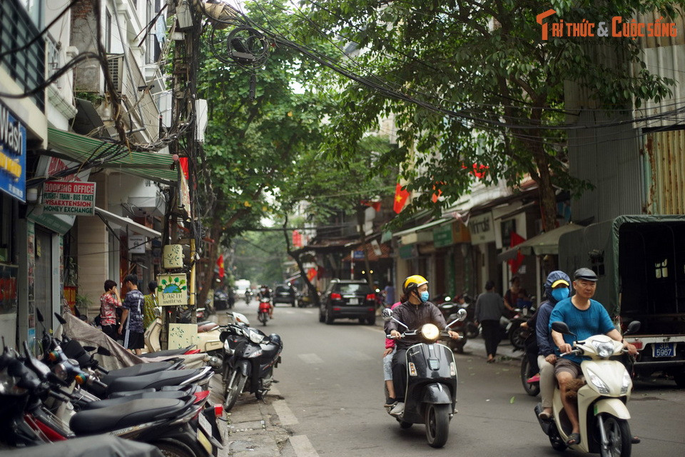 Từ thập niên 1920, do yêu cầu xây dựng lại các phố của Hà Nội, vật liệu bằng sắt đắt khách, bên phố Hàng Đồng, Hàng Sắt làm ăn phát đạt, một số cửa hiệu bên Bát Sứ cũng chuyển sang buôn bán sắt.