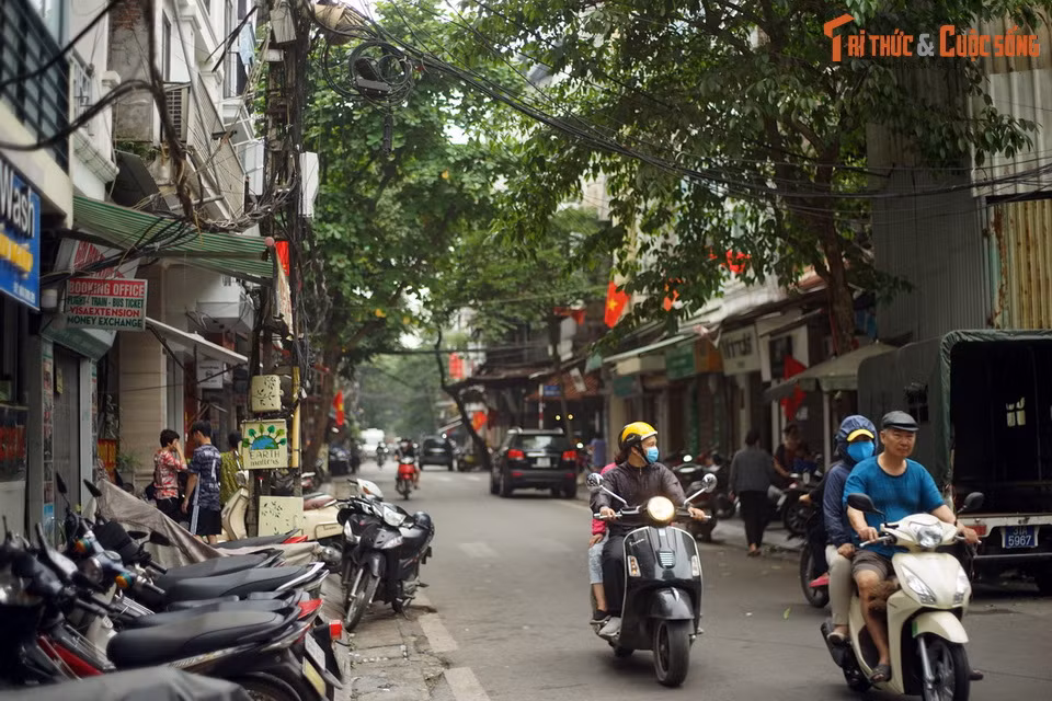 Từ thập niên 1920, do yêu cầu xây dựng lại các phố của Hà Nội, vật liệu bằng sắt đắt khách, bên phố Hàng Đồng, Hàng Sắt làm ăn phát đạt, một số cửa hiệu bên Bát Sứ cũng chuyển sang buôn bán sắt.