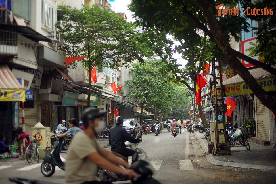 Thời Pháp thuộc phố này cùng phố Hàng Đồng có tên là phố Hàng Chén, người Pháp gọi là Rue des Tasses (phố bán chén). Đến năm 1945 phố đổi tên thành phố Hàng Bát Sứ. Đến năm 1951 thì Hàng Đồng tách ra thành phố riêng.