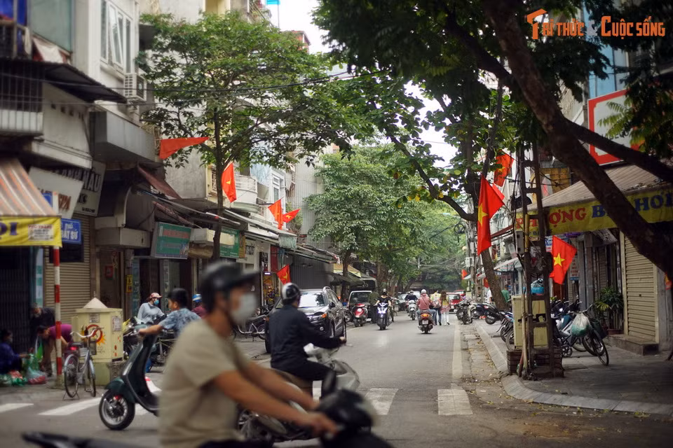 Thời Pháp thuộc phố này cùng phố Hàng Đồng có tên là phố Hàng Chén, người Pháp gọi là Rue des Tasses (phố bán chén). Đến năm 1945 phố đổi tên thành phố Hàng Bát Sứ. Đến năm 1951 thì Hàng Đồng tách ra thành phố riêng.
