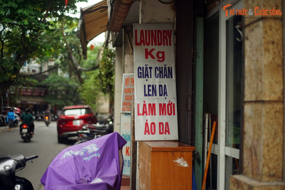 Về sau một số gia đình gốc người phố Bát Sứ vì buôn bán sa sút đã bán nhà cho người khác, chuyển ra ở những khu dân cư mới. Những nhà nào còn giữ nghề buôn bán đĩa thì một số vào trong chợ Đồng Xuân đặt sạp bán hàng.