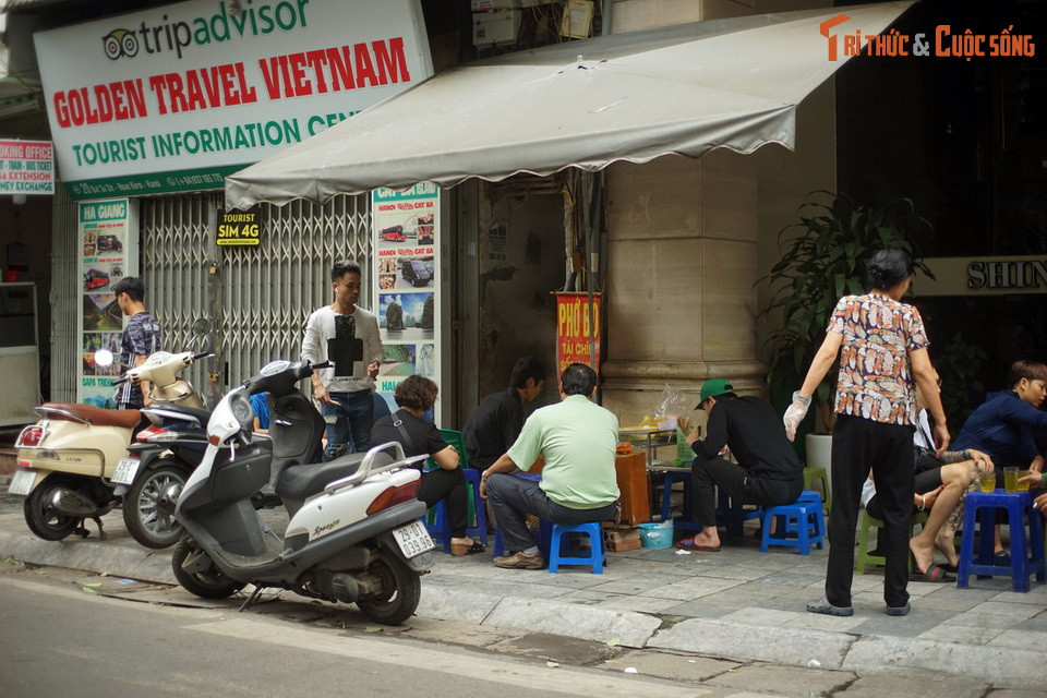 Theo các tư liệu cũ, dân bán hàng trên phố Bát Sứ đa số gốc Tả Thanh Oai, Cự Đà, Khúc Thủy (Hà Tây cũ). Hàng hóa đa phần lớn buôn lại hàng Trung Quốc như thống, lộc bình, chậu hoa, bát đĩa, ấm chén...