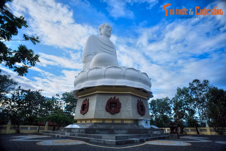  4. Chùa Long Sơn. Nằm ở chân đồi Trại Thủy thuộc phường Phương Sơn, chùa Long Sơn được sáng lập năm 1886, là ngôi chùa cổ nổi tiếng nhất của Nha Trang. Từ sân chùa có lối đi gồm 193 bậc thang dẫn lên đỉnh đồi Trại Thủy, nơi đặt bức tượng Phật Trắng nổi tiếng của thành phố.