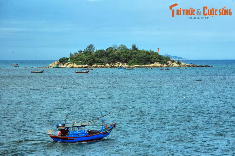  10. Hòn Đỏ. Là một đảo nhỏ cách đường bờ biển Nha Trang khoảng 300 mét, Hòn Đỏ có vô số tảng đá muôn hình vẻ, kích thích trí tưởng tượng của con người. Bên cạnh thiên nhiên kỳ thú, trên đảo còn có chùa Từ Tôn, một công trình kiến trúc đậm bản sắc truyền thống Việt.