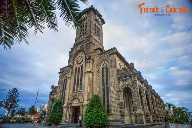  5. Nhà thờ Núi. Nằm trên núi Bông, nhà thờ Núi (tên chính thức là nhà thờ Chình tòa Kitô Vua) được xây từ năm 1928-1941, là một nhà cổ được gần xa biết đến với kiến trúc đẹp và còn nguyên bản. Công trình mang phong cách kiến trúc Gothic với điểm nhấn là tháp chuông cao 38 mét.