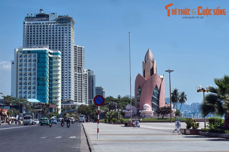  1. Tháp Trầm Hương. Tọa lạc tại Quảng trường 2/4, Tháp Trầm Hương là một công trình kiến trúc biểu tượng của thành phố Nha Trang. Tháp có vẻ ngoài nhìn như một đóa "hoa biển", bên trong là nơi trưng bày hình ảnh và sản vật địa phương nhằm mục đích quảng bá cho du lịch Nha Trang.