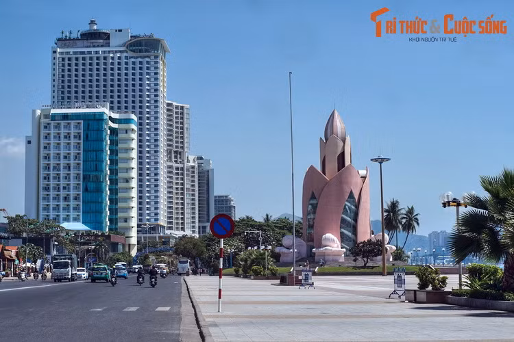  1. Tháp Trầm Hương. Tọa lạc tại Quảng trường 2/4, Tháp Trầm Hương là một công trình kiến trúc biểu tượng của thành phố Nha Trang. Tháp có vẻ ngoài nhìn như một đóa "hoa biển", bên trong là nơi trưng bày hình ảnh và sản vật địa phương nhằm mục đích quảng bá cho du lịch Nha Trang.