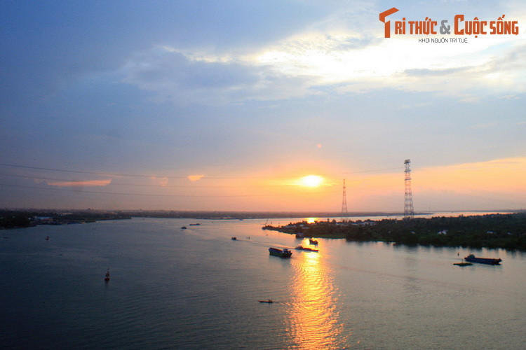  13. Sông Tiền. Chảy qua các tỉnh An Giang, Đồng Tháp, Tiền Giang, Vĩnh Long, Trà Vinh và Bến Tre, rồi đổ ra biển Đông trên chiều dài 234 km, sông Tiền là một trong hai nhánh sông chính bồi đắp nên vùng đồng bằng Sông Cửu Long trù phú.