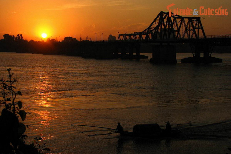  1. Sông Hồng. Chảy qua nhiều tỉnh thành miền Bắc Việt Nam với chiều dài 510 km, sông Hồng được coi là cái nôi của nền văn hóa lúa nước Việt Nam. Cầu Long Biên soi bóng xuống sông hồng được coi là một hình ảnh mang tính biểu tượng về thủ đô Hà Nội.