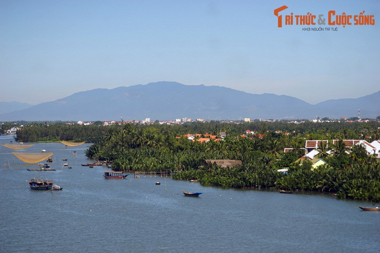  10. Sông Thu Bồn. Là dòng sông chính của tỉnh Quảng Nam, sông Thu Bồn dài 205 km, bắt nguồn từ núi Ngọc Linh, chảy qua phố cổ Hội An và đổ ra biển cửa Đại. Với vẻ đẹp nên thơ, dòng sông này đã trở thành một dấu ấn văn hóa đi vào tiềm thức người dân Hội An qua biết bao thế hệ.