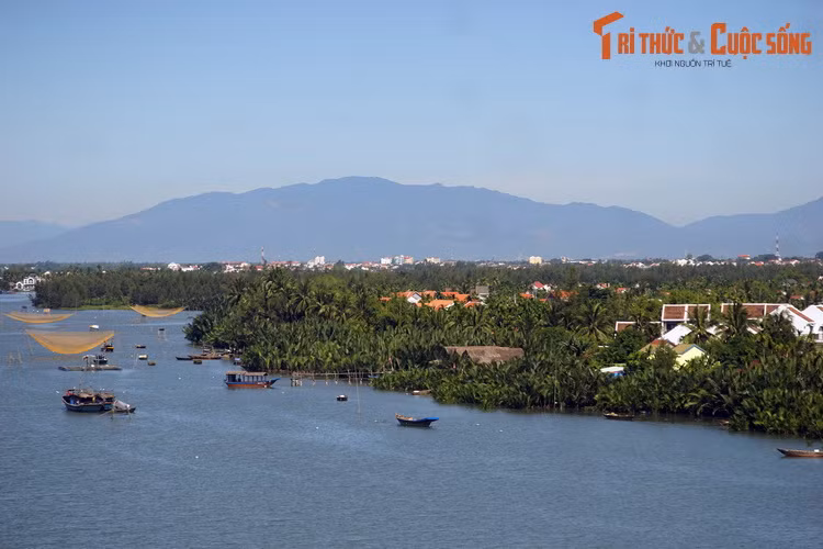  10. Sông Thu Bồn. Là dòng sông chính của tỉnh Quảng Nam, sông Thu Bồn dài 205 km, bắt nguồn từ núi Ngọc Linh, chảy qua phố cổ Hội An và đổ ra biển cửa Đại. Với vẻ đẹp nên thơ, dòng sông này đã trở thành một dấu ấn văn hóa đi vào tiềm thức người dân Hội An qua biết bao thế hệ.