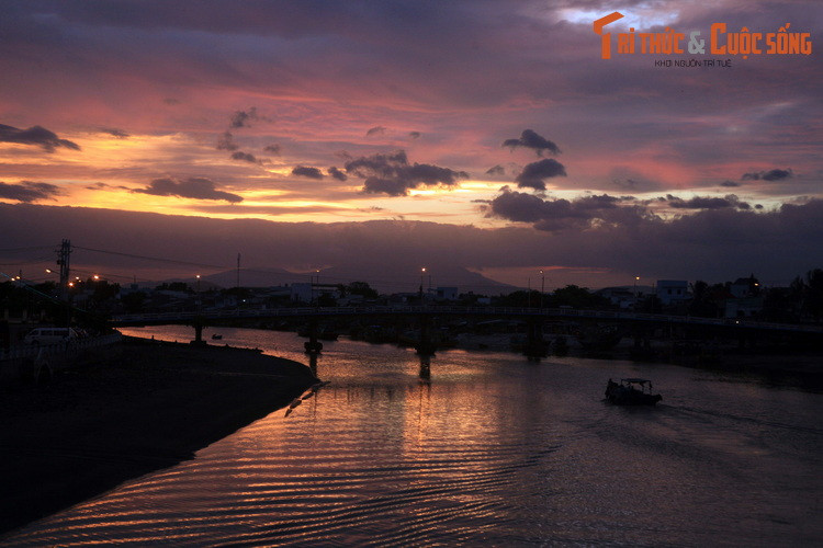  12. Sông Cà Ty. Bắt nguồn từ dãy Trường Sơn, chảy ra biển Đông qua cửa biển Cồn Chà, sông Cà Ty là dòng sông đồng hành cùng lịch sử của thành phố Phan Thiết suốt nhiều thế kỷ. Với chiều dài 65 km, dòng sông tạo nên nhiều khung cảnh đẹp cho thành phố du lịch nổi tiếng này.